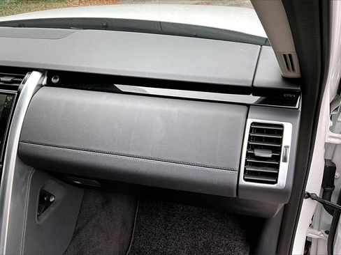 Used 2024 Land Rover Discovery S image 22