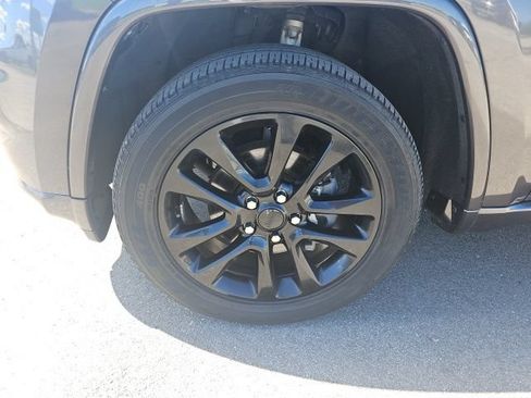Used 2020 Jeep Grand Cherokee Altitude AWD/4WD image 10