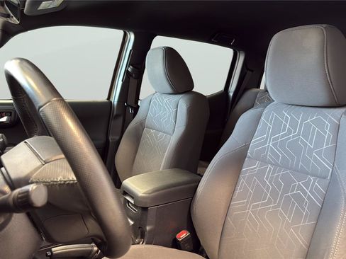 Used 2018 Toyota Tacoma TRD Off-Road w/ Technology Package AWD/4WD image 12