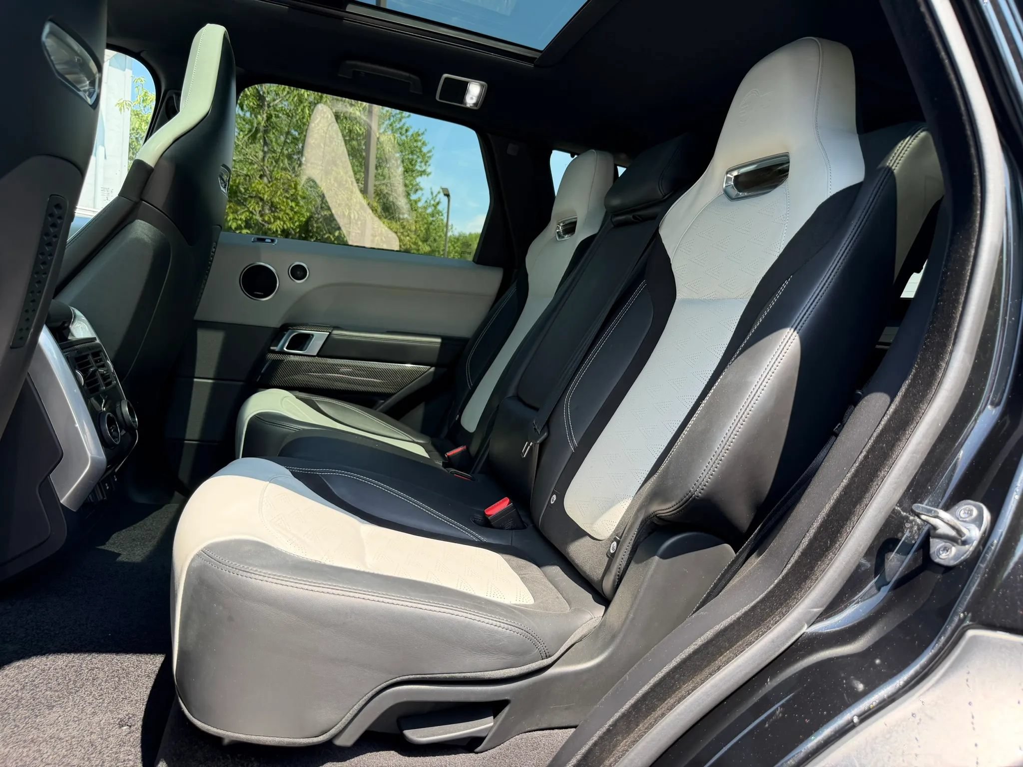Used 2018 Land Rover Range Rover Sport SVR AWD/4WD image 12