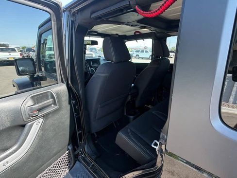 Used 2017 Jeep Wrangler Unlimited Sahara w/ Connectivity Group AWD/4WD image 19