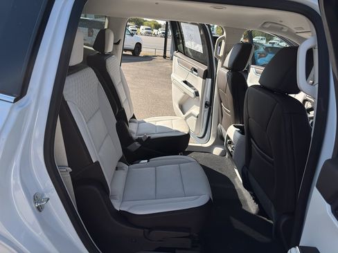 Used 2027 GMC Acadia Denali FWD image 25