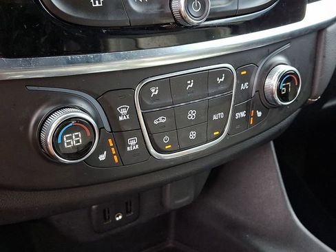 Used 2023 Chevrolet Traverse LT image 18