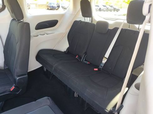 Used 2017 Chrysler Pacifica LX FWD image 10