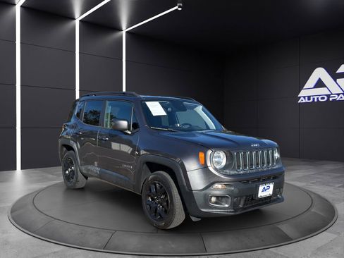 Used 2018 Jeep Renegade Latitude w/ Cold Weather Group image 3