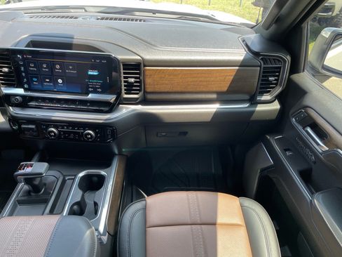 Used 2024 Chevrolet Silverado 1500 High Country w/ High Country Premium Package AWD/4WD image 8