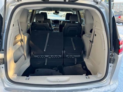 Used 2024 Chrysler Pacifica Touring-L image 47