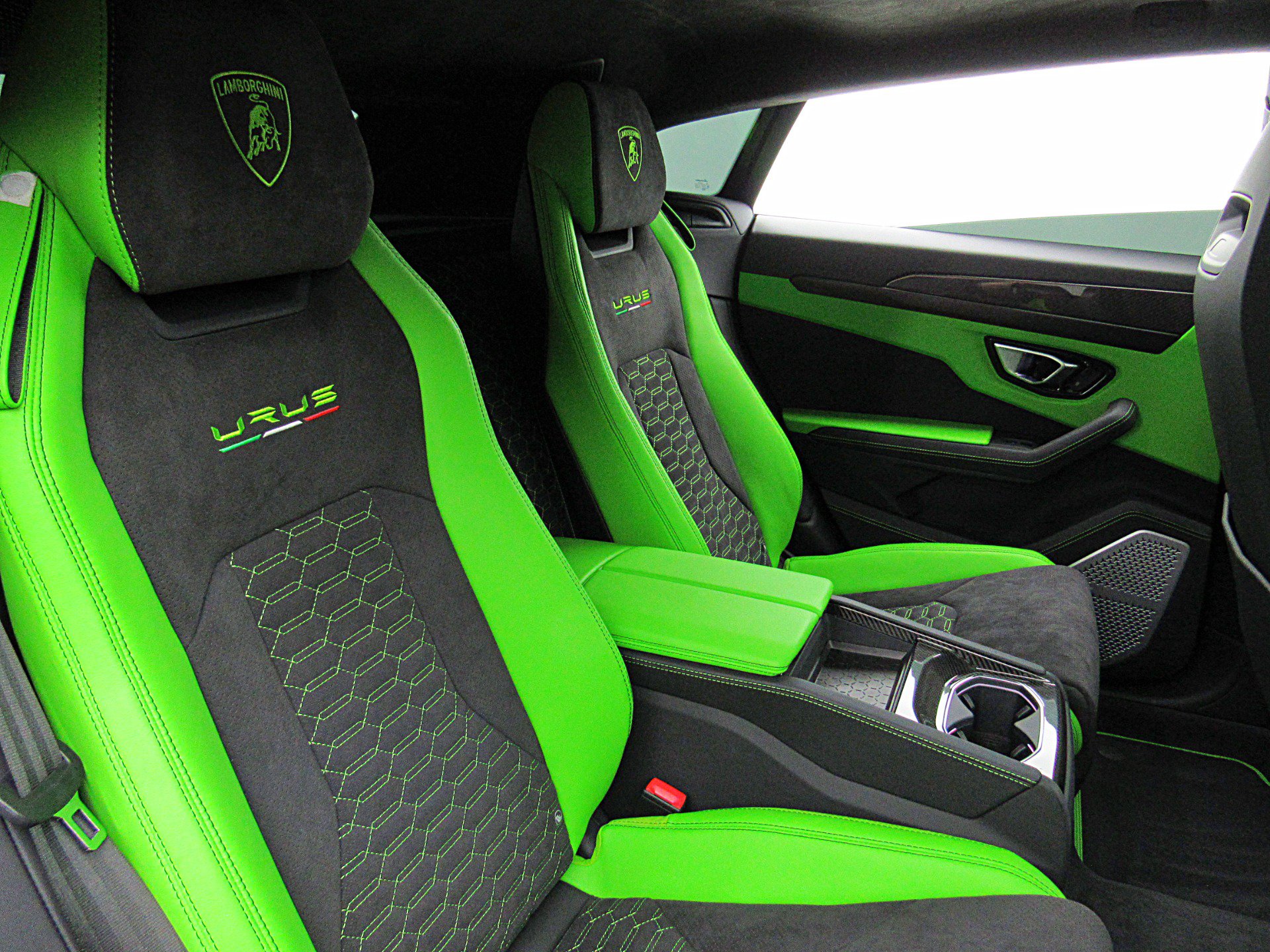 Used 2022 Lamborghini Urus AWD/4WD image 40