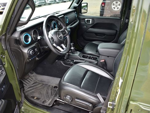 Used 2023 Jeep Wrangler Unlimited Sahara w/ Cold Weather Group AWD/4WD image 18