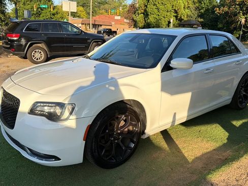 Used 2020 Chrysler 300 S RWD image 3