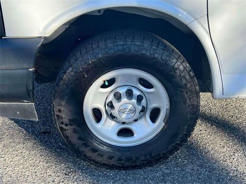 Used 2018 Chevrolet Express 2500 Extended image 10