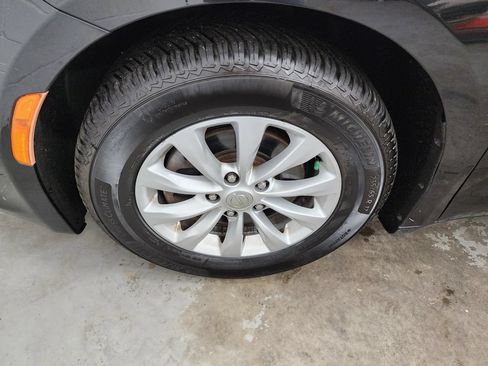 Used 2017 Chrysler Pacifica Touring-L FWD image 36