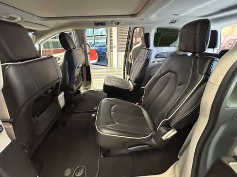 Used 2023 Chrysler Pacifica Limited image 48