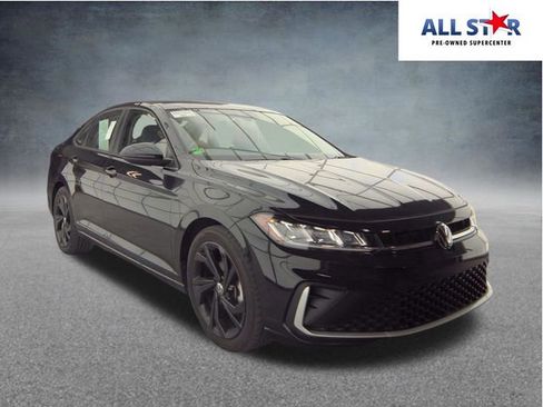 Used 2025 Volkswagen Jetta SE FWD image 1