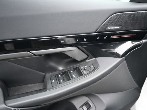 Used 2024 BMW 530i w/ Convenience Package image 17