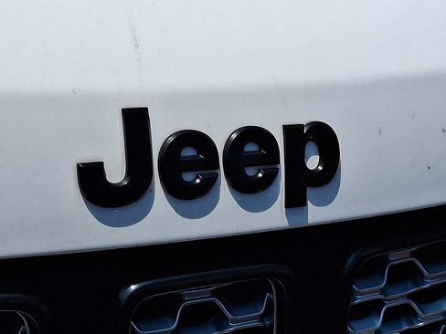 Used 2018 Jeep Grand Cherokee Altitude AWD/4WD image 9