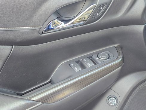 Used 2023 GMC Acadia SLT image 13