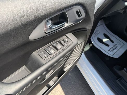 Used 2025 Chrysler Pacifica Limited FWD image 15