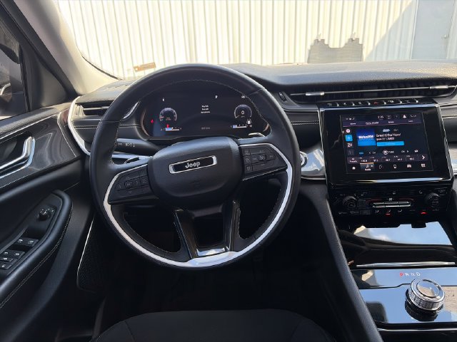Used 2022 Jeep Grand Cherokee L Laredo w/ Luxury Tech Group I AWD/4WD image 15
