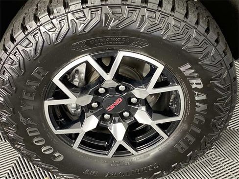 Used 2024 GMC Canyon AT4X image 29