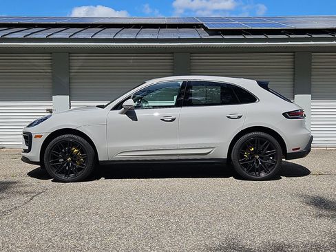 Certified 2024 Porsche Macan AWD/4WD image 2