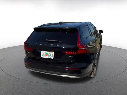Used 2025 Volvo V60 B5 Cross Country Plus image 14