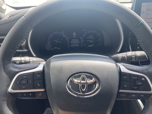 Used 2024 Toyota Highlander Limited image 17