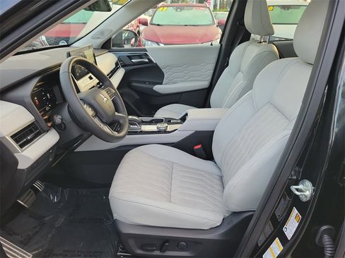Used 2025 Mitsubishi Outlander SEL image 13