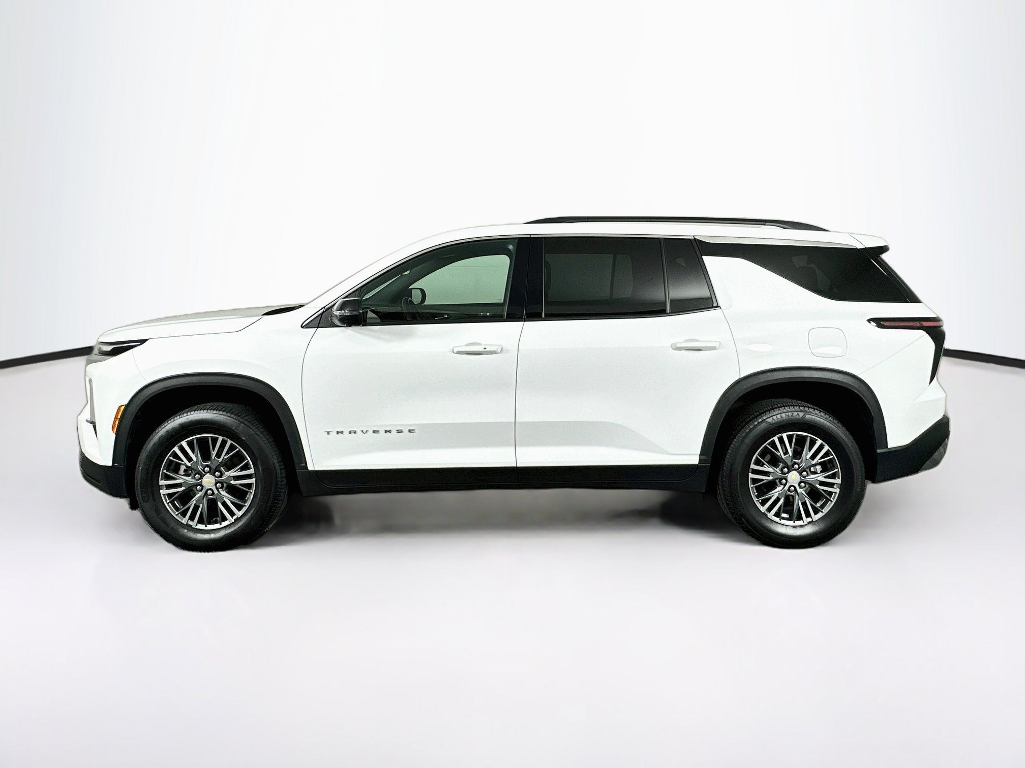 Used 2024 Chevrolet Traverse LT FWD image 4
