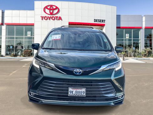 Used 2024 Toyota Sienna Limited image 2