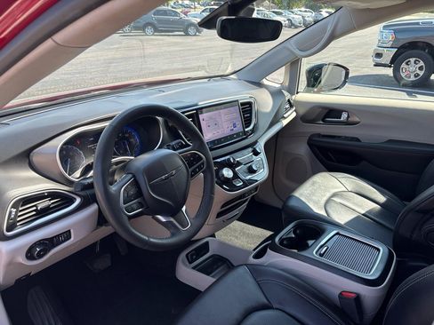 Used 2024 Chrysler Pacifica Touring-L FWD image 13