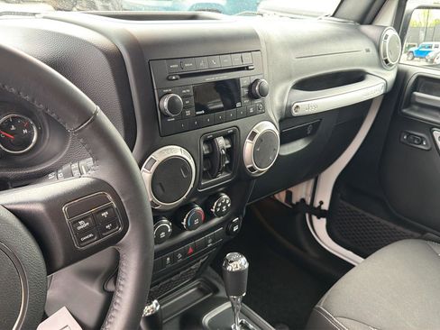 Used 2017 Jeep Wrangler Unlimited Sahara w/ Connectivity Group AWD/4WD image 14