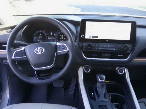 Used 2025 Toyota Grand Highlander FWD image 14