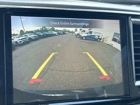 Used 2024 Chrysler Pacifica Touring-L FWD image 21