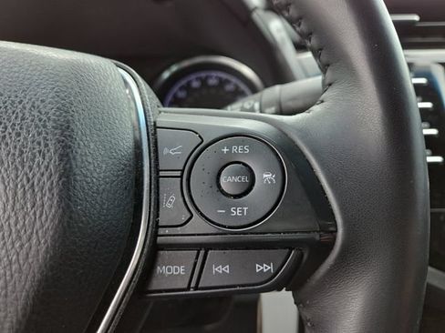 Used 2018 Toyota Camry SE w/ Moonroof Package FWD image 14
