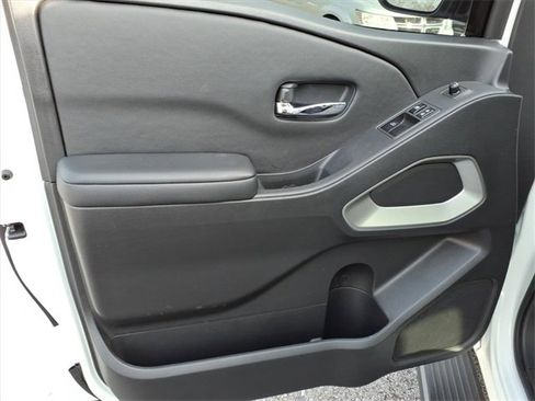 Certified 2025 Nissan Frontier SV image 5