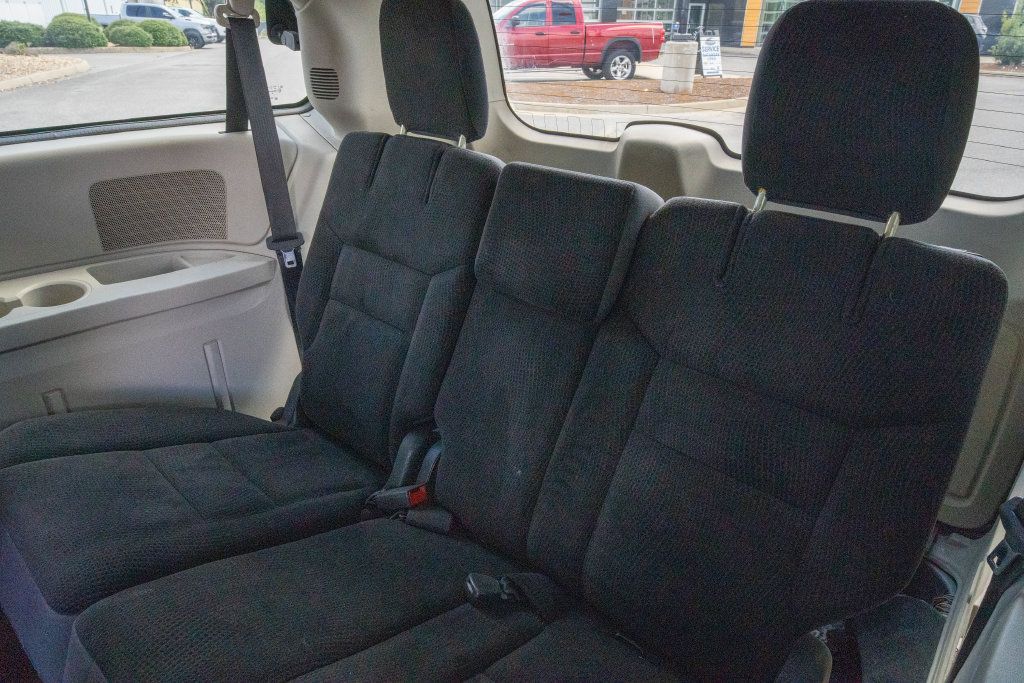 Used 2019 Dodge Grand Caravan SE w/ UConnect Hands-Free Group FWD image 16