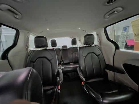 Used 2023 Chrysler Pacifica Touring-L FWD image 33