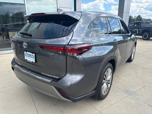 Used 2024 Toyota Highlander Platinum AWD/4WD image 7