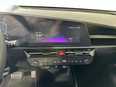 Used 2024 Kia Niro EX image 21