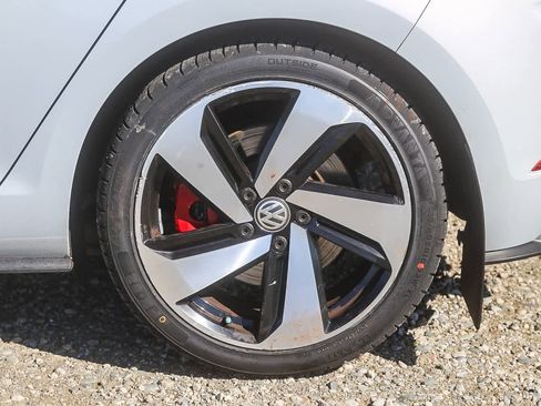 Used 2018 Volkswagen GTI SE image 9