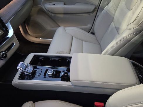 New 2026 Volvo XC90 B6 Ultra w/ Protection Package image 28