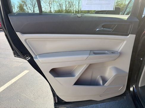 Used 2018 Volkswagen Atlas SE FWD image 19