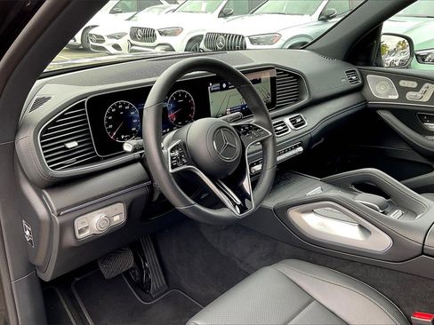 Used 2025 Mercedes-Benz GLS 450 4MATIC image 11
