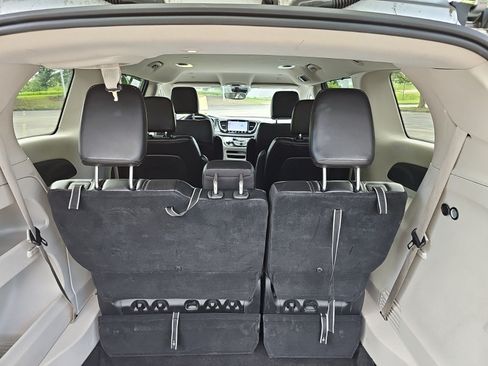 Used 2023 Chrysler Pacifica Touring-L FWD image 20