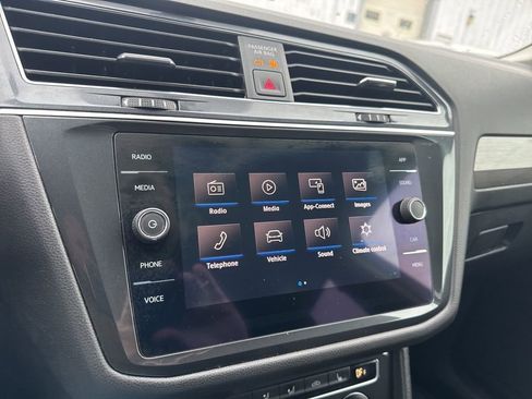 Used 2020 Volkswagen Tiguan SE AWD/4WD image 15