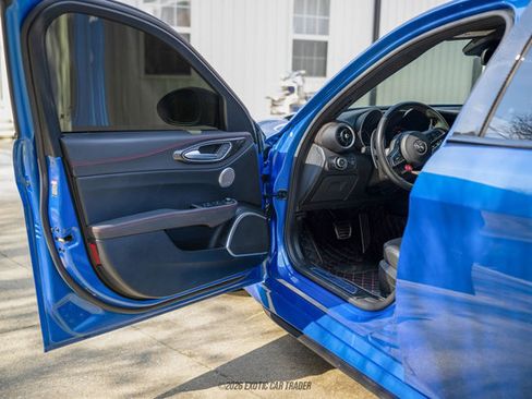 Used 2020 Alfa Romeo Giulia Quadrifoglio w/ Nero Edizione image 15