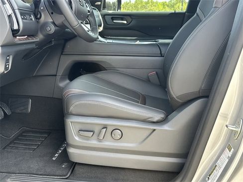 New 2025 Nissan Armada SL w/ Captain's Chari Seat Package image 10