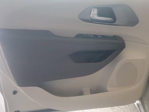 Used 2019 Chrysler Pacifica Touring-L Plus w/ Advanced Safetytec Group image 9