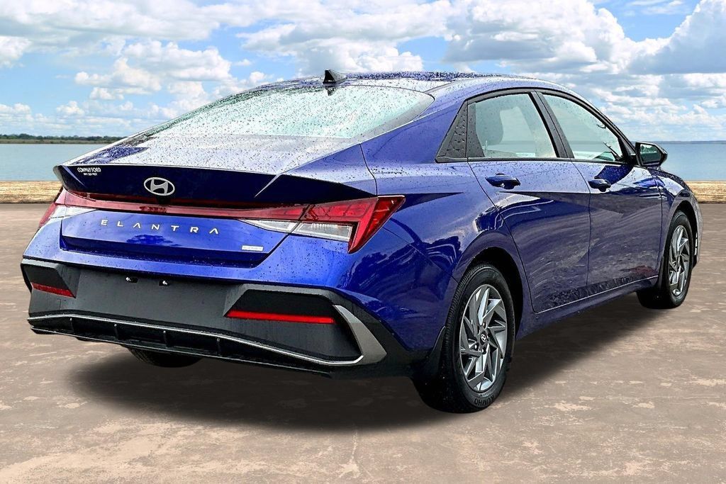 Used 2024 Hyundai Elantra Blue FWD image 8